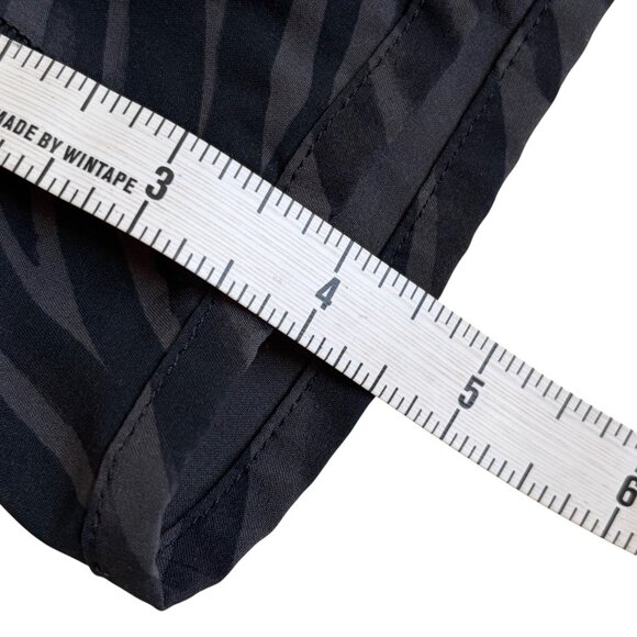 Lululemon Tracker Short V *4" Le Tigre Camo Deep Coal Multi - Size 4 - Picture 8 of 8